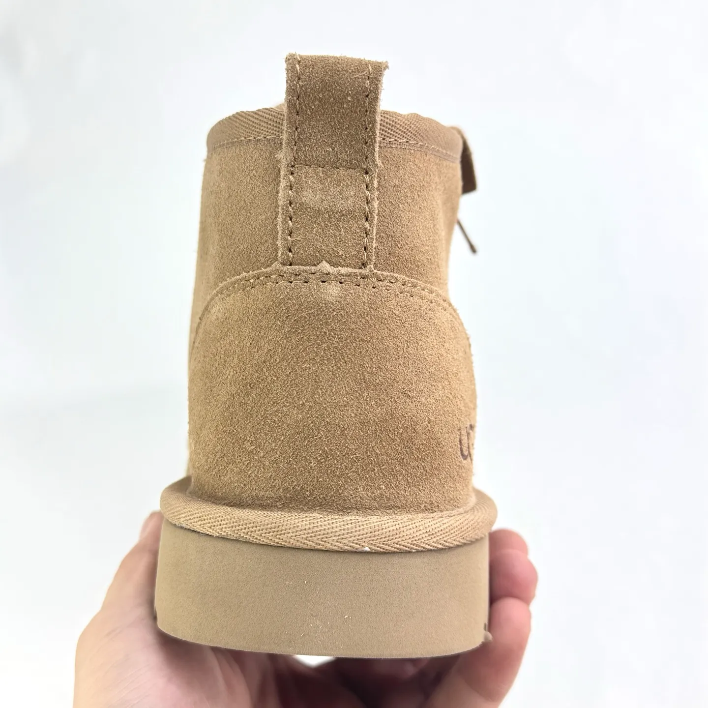 💰600 1163095 Newm zipper shell. Classic Newm series. Upgraded side zipper style for easy putting on and taking off. High satin smooth cow suede material. It won’t freeze your feet in the winter. You must arrange the hair adding. Size: 39 40 41 42 43 44 45